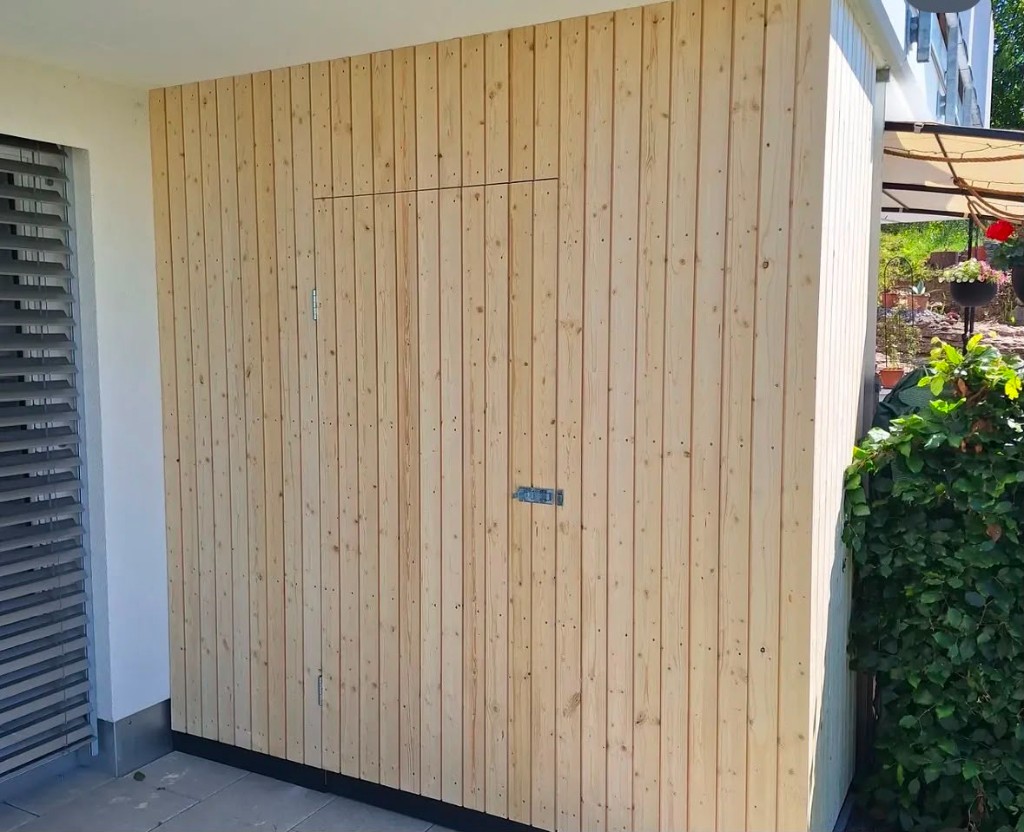 Nachher: Maßgefertigter Holzstauraum mit vertikalen Lamellen und verdeckter Tür