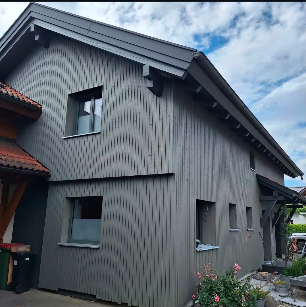 Wohnhaus mit vertikaler Holzfassade in Anthrazit
