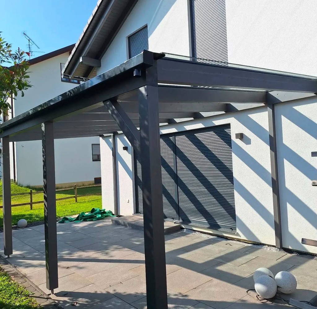 Moderne Terrassenüberdachung in Anthrazit mit Glasdach