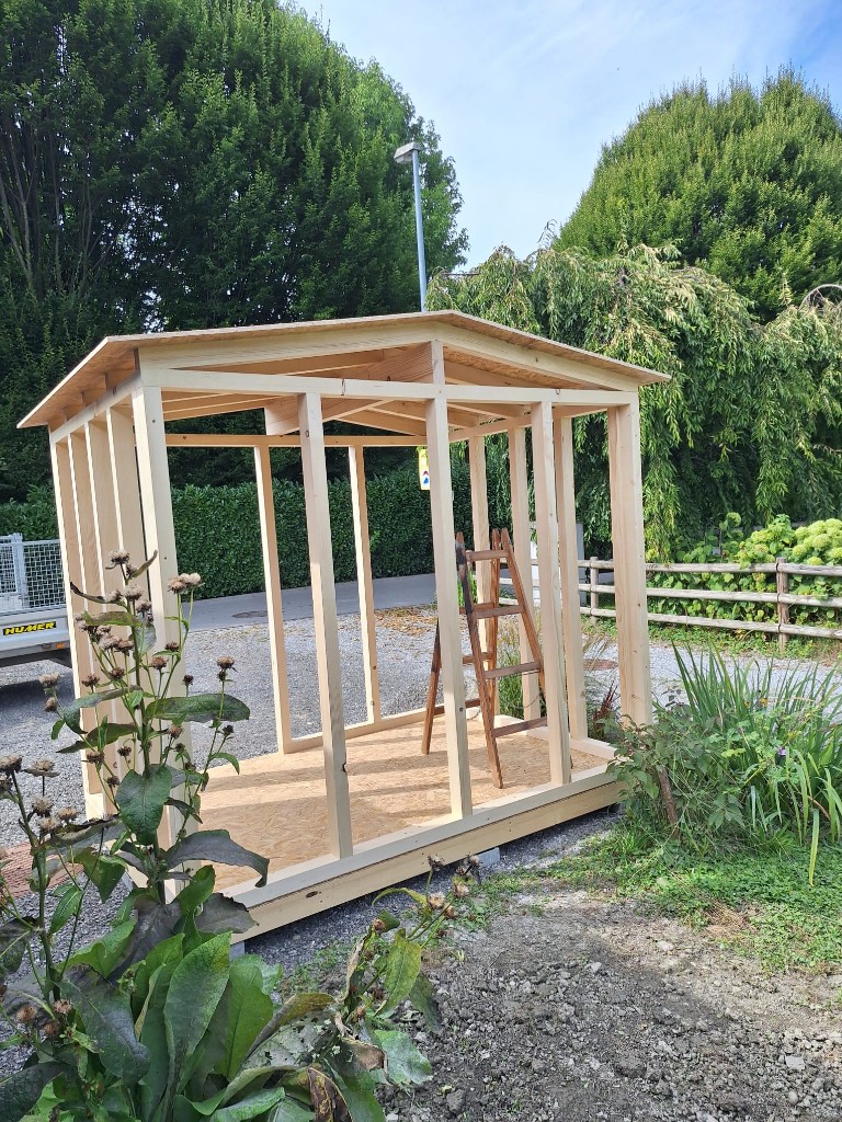 Vorher: Holzgerüst und Rohbau vor der Innentäferung