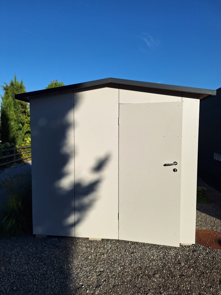 Fertiger Gartenbau mit modernem Dach und Fassade